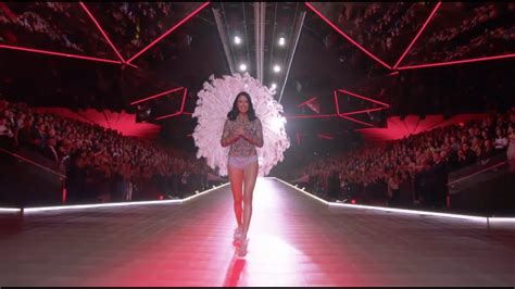 fashion catwalk videos.